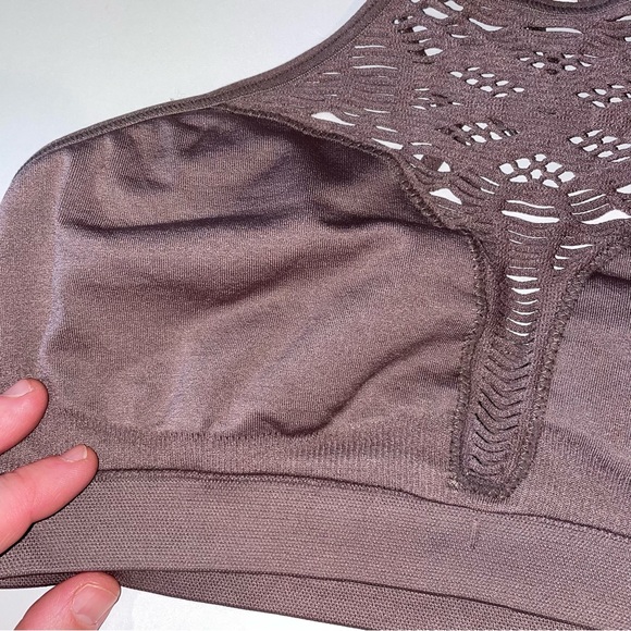 🔥 3 for $15 🔥
Victoria’s Secret strappy cutout bralette size small - Picture 9 of 10